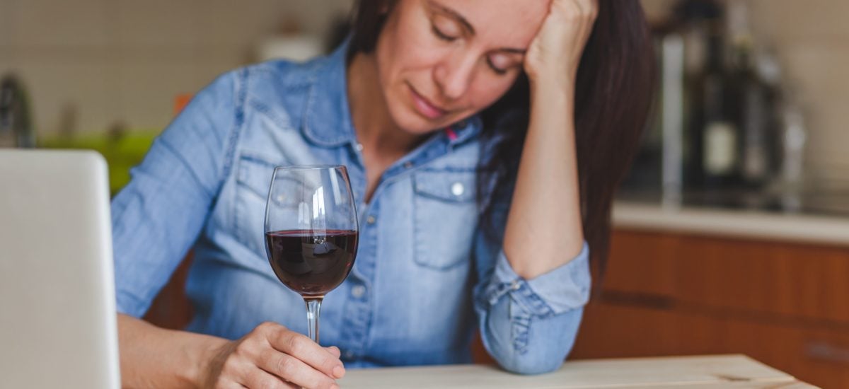 Unavená žena s pohárom vína
