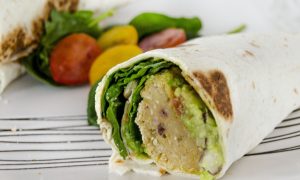 Falafel a guacamole v tortille