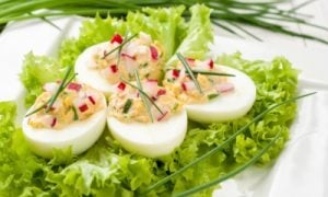 Plnené vajíčka na šaláte s pažítkovou oblohou