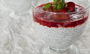 Kokosový chia puding s jahodami