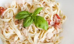 Tagliatelle s lososom a kuriatkami