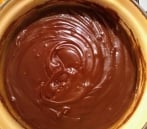 Lahodný kysnutý závin s čokoládovým pudingom poteší celú rodinu
