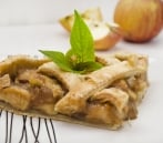 Mriežkovaný jablkový koláč z lístkového cesta je chutnou letnou sladkosťou