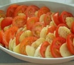 Zemiaky zapečené s paradajkami a mozzarellou sú ideálnou večerou v horúcom lete