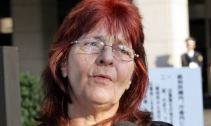 žena