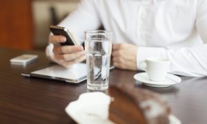 Muž s mobilom