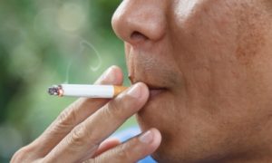 Muž s cigaretou