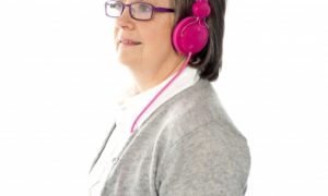 Žena so slúchadlami