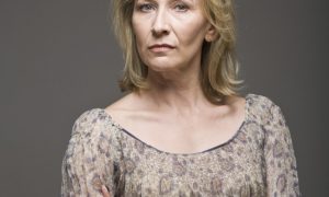 žena