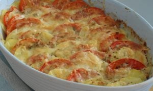 Zemiaky zapečené s paradajkami a mozzarellou