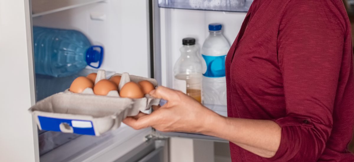 Žena vyberá vajcia z chladničky