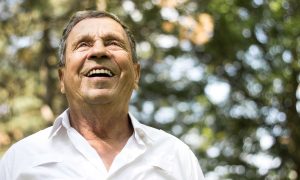 Usmievajúci sa senior v prírode