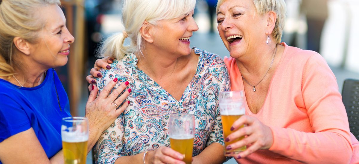 Seniorky smejúce sa pri pive