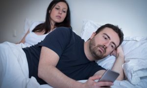 Muž ťukajúci do mobilu zanedbáva partnerku