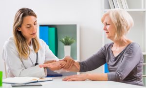 Žena na vyšetrení osteoporózy