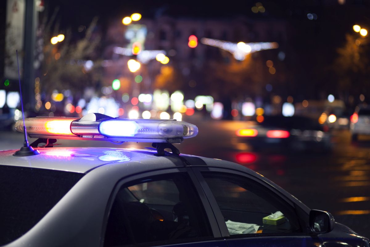 policajné auto v noci