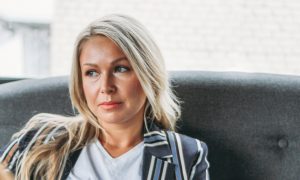 Žena na gauči