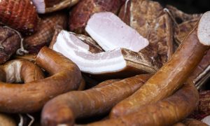 Údená slanina a klobásy