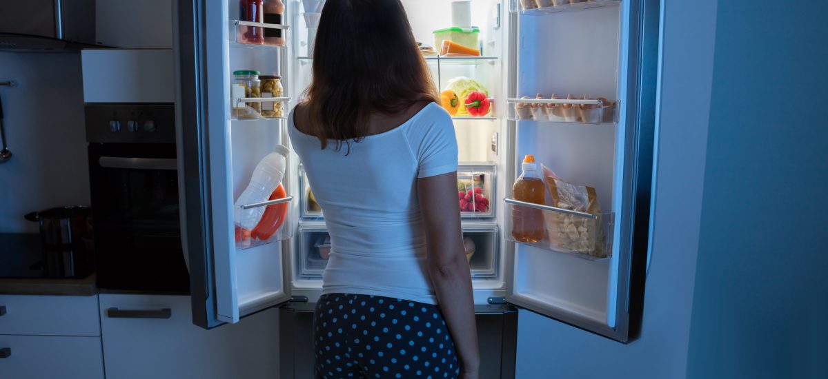 Mladá žena pred otvorenou chladničkou
