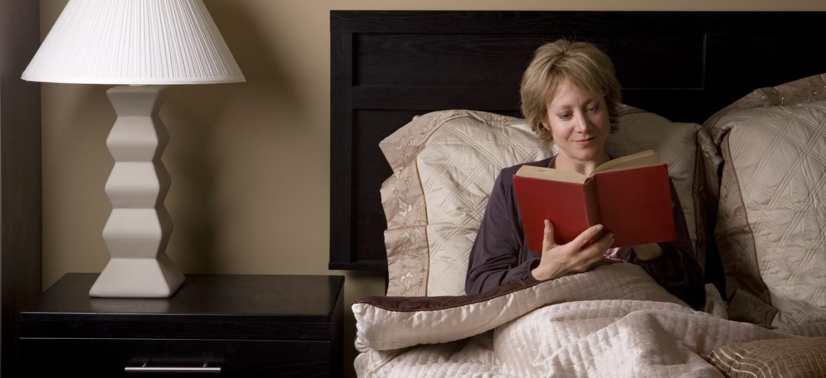 žena číta knihu