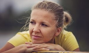 Zamyslená žena