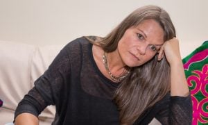 Zamyslená žena
