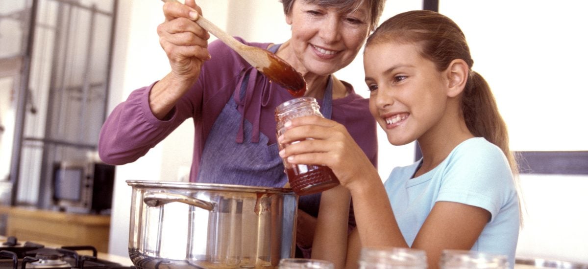 Matka s vnučkou robia džem