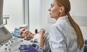 lekárka vyšetruje pacientku sonomm