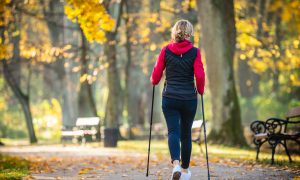 Žena robí nordic walking v parku