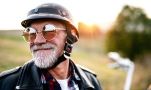 Vysmiaty senior na motorke