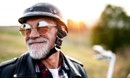 Vysmiaty senior na motorke