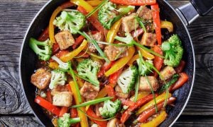 Panvica s tofu a zeleninou