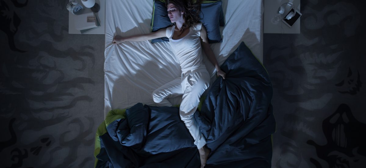 Žena spiaca na posteli
