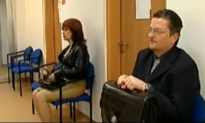 Záber zo scénky Na úrade