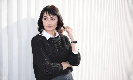 Zamyslená žena