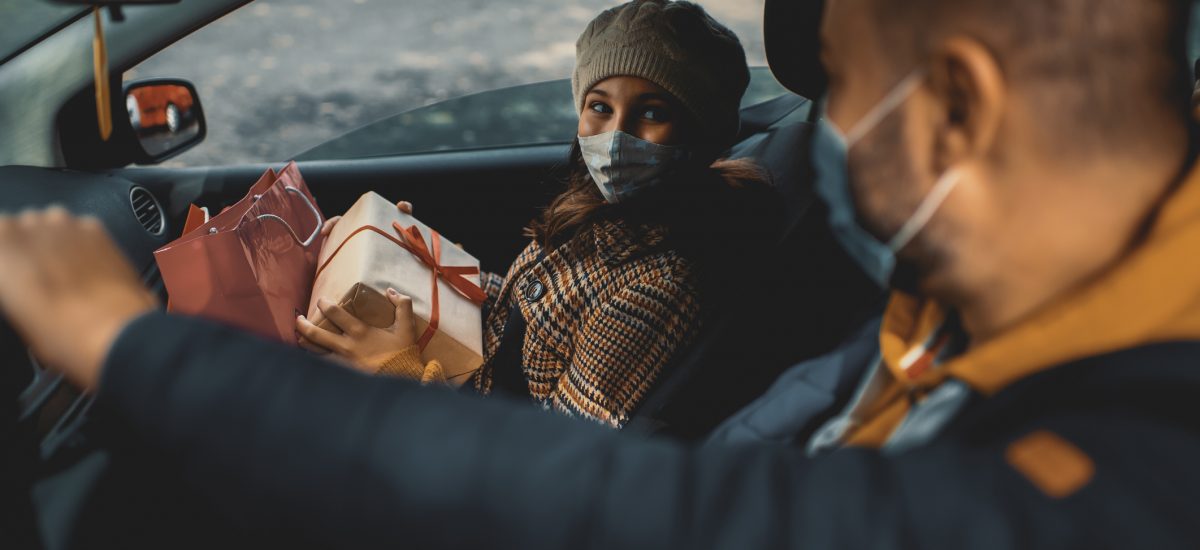 Žena s vianočnými darčekmi v aute