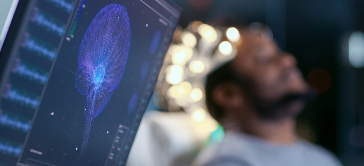 pacient a monitor ukazujúci vyšetrenie mozgu
