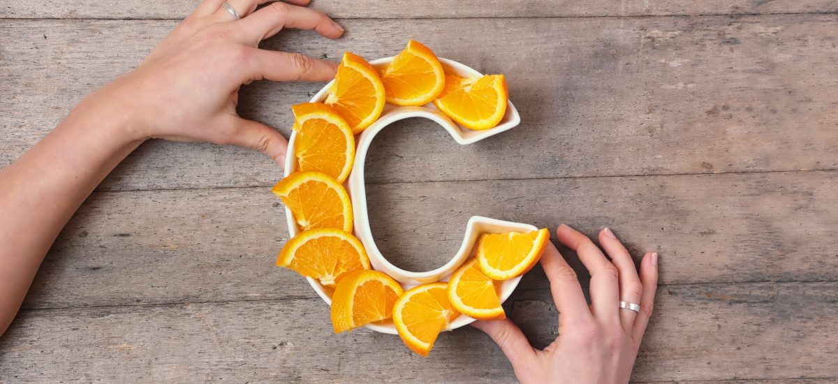 Miska v tvare písmena C s pomarančmi