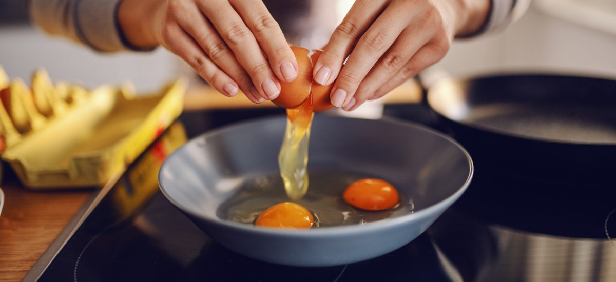 Rozbíjanie vajíčok na panvicu