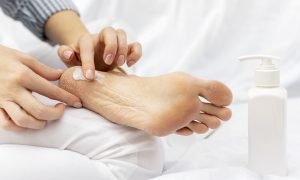 Popraskané päty trápia mnoho žien a nejde len o estetický problém