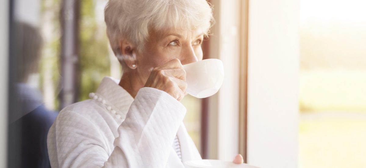 staršia žena pije čaj