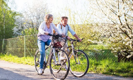 seniori na bicykloch