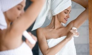 Žena používa antiperspirant