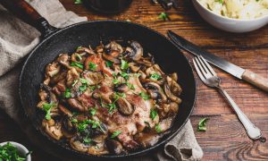 Vyprážaný bravčový steak so šampiňónmi