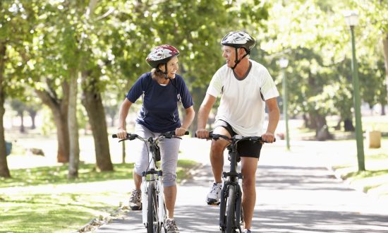 pár v strednom veku na bicykloch