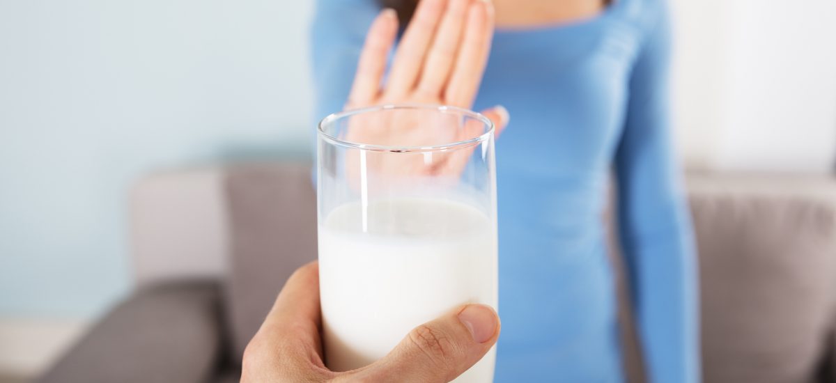 Žena odmieta pohár mlieka