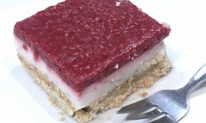 Vegánsky zákusok s kokosovým krémom a malinovou želatínou