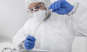 Laborant vykonávajúci test