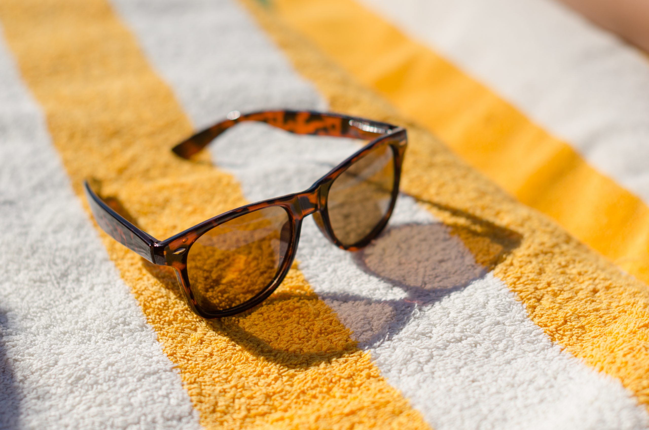 slnečné okuliare na uteráku