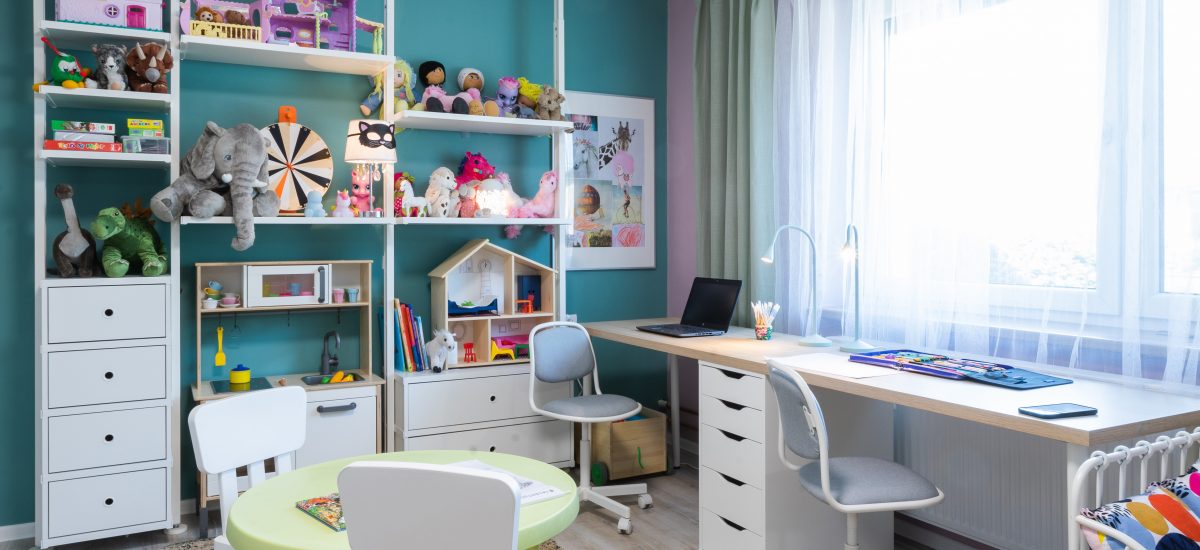detská izba s nábytkom ikea, pracovný stolík a polica